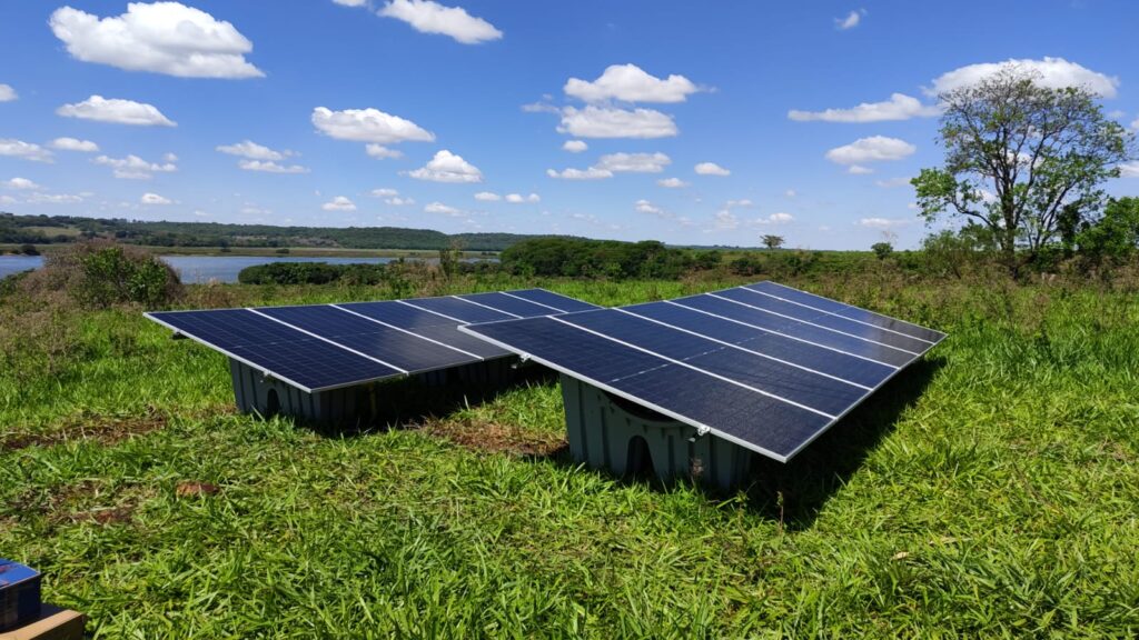Painéis solares instalados sobre estrutura em lastro em área de gramado