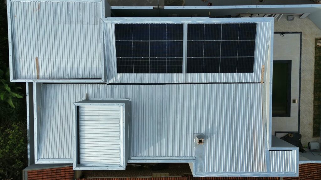 Painéis solares instalados sobre uma cobertura metálica